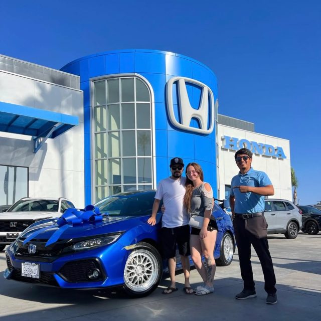 Congratulations to Heather on her purchase of a beautiful 2017 Honda Civic EX at @ballhonda_sd! 🚙🎉

Thank you to Sales Professional Miguel Vargas Jr (@miguelitohondas) for the assistance in getting Heather behind the wheel of her perfect match.

#BallHonda #HondaCivic #MileofCars