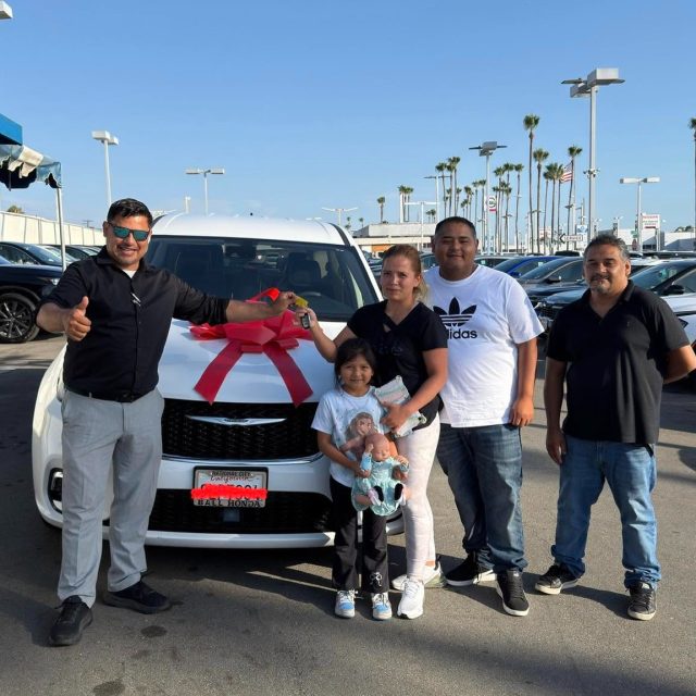 Congratulations to the Gonzalez family on your 2024 Chrysler Pacifica! 

🎉 Thank you for trusting @ballhonda_sd with your family’s next ride 💙

#BallHonda #ChryslerPacifica #PreOwned #MileofCars