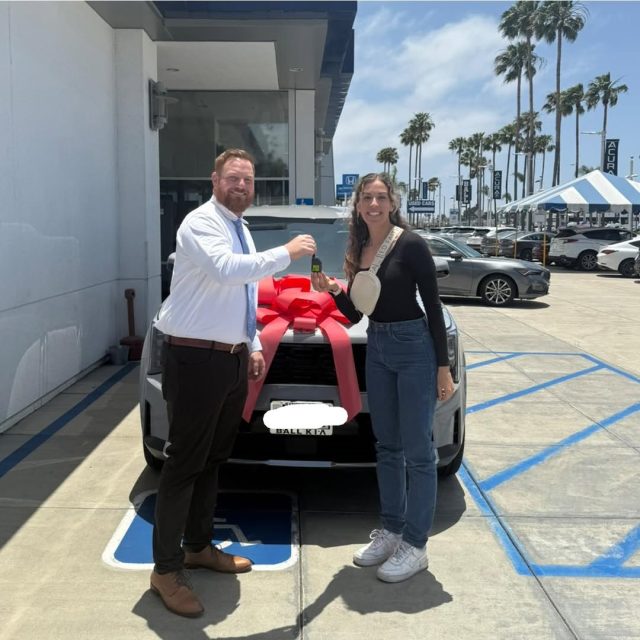 Congratulations to this happy customer on her new Kia Sorento Hybrid from @ballkia_sd! 🚙🎉

She upgraded from her 2022 Toyota 4Runner to get this comfortable fuel saver for her growing family.

#KiaMotors #BallKia #ballautogroup #mileofcars #KiaSorento #HybridVehicle